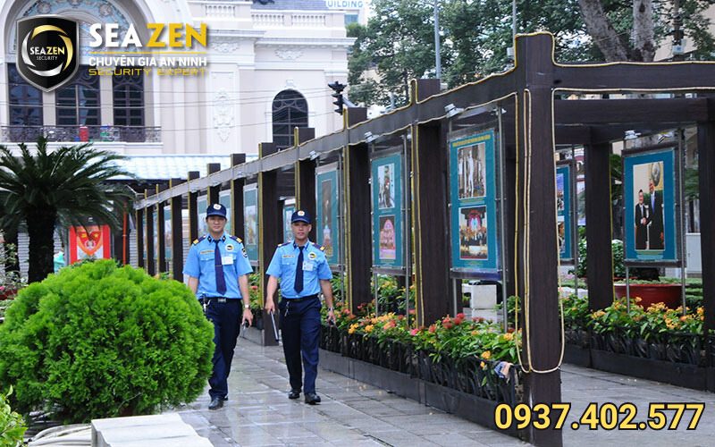 2 nhân viên bảo vệ tuần tra 1