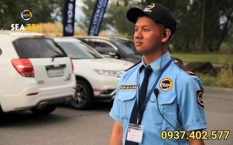 Nhân viên an ninh tuần tra bãi xe oto