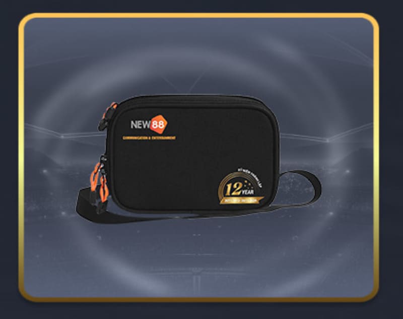 Túi đeo chéo mẫu mới với chất liệu cứng cáp - món quà tương ứng với hội viên KU88 VIP 3 trở lên