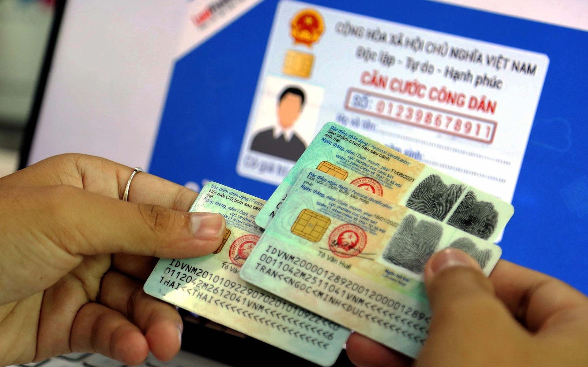 Không thu và giữ bất kỳ giấy tờ tùy thân nào bản gốc của ứng viên