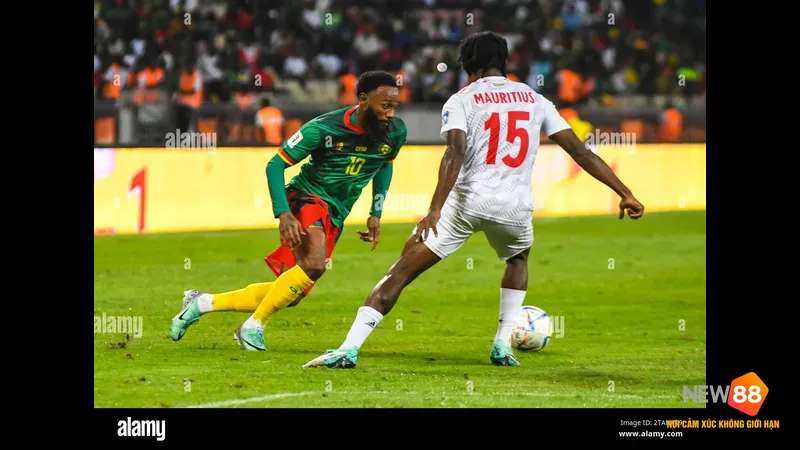 Cầu thủ Mauritius vượt qua người Cameroon trong trận đấu bóng đá