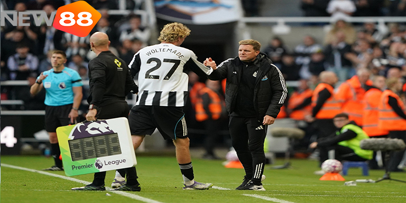 HLV Eddie Howe trao đổi chiến thuật cùng Woltemade