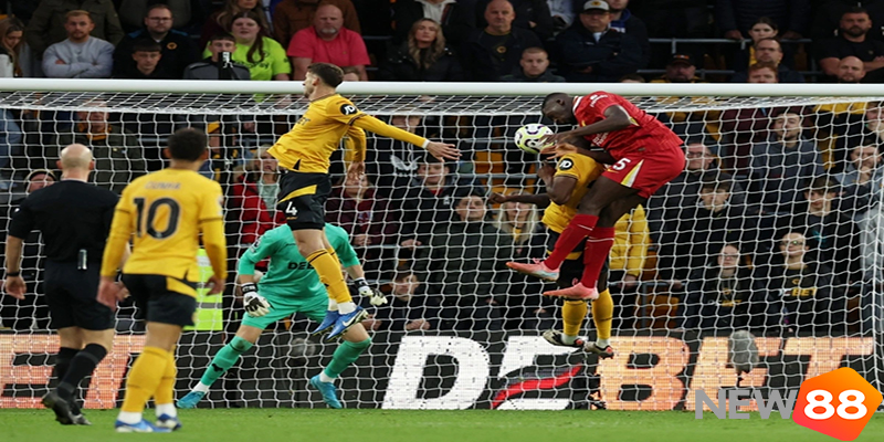 Liverpool thủng lưới từ phạt góc trước Wolves