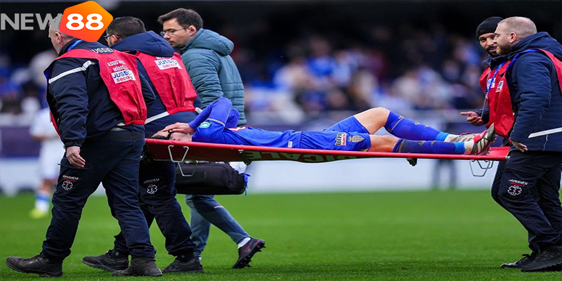 Trụ cột của tuyển Nhật Bản rời sân bằng cán 