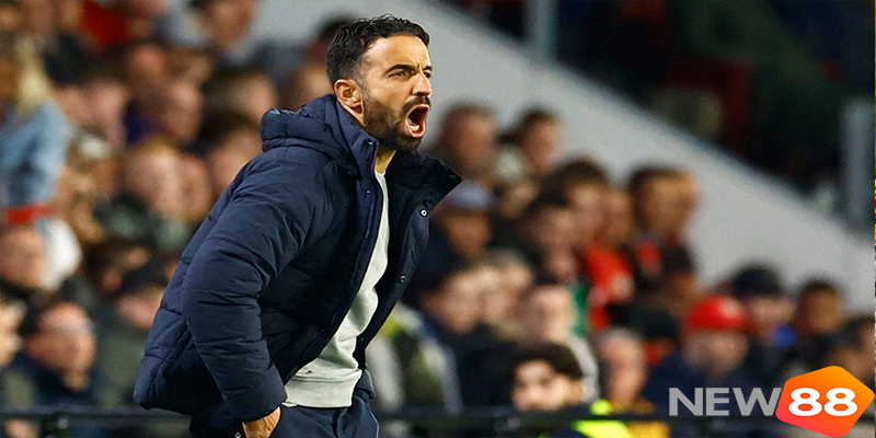 HLV Ruben Amorim chỉ đạo trước trận đấu