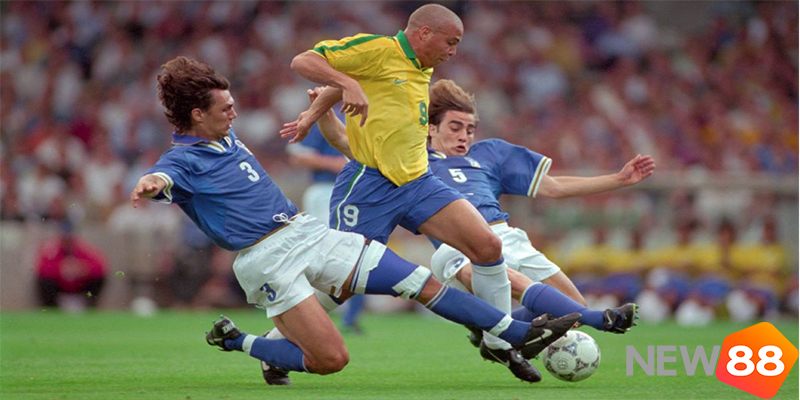 Tiền đạo cắm là gì trong bóng đá