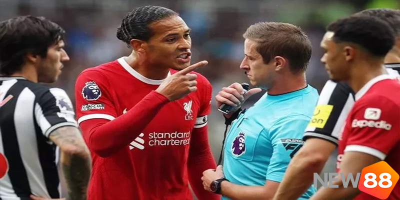 Van Dijk thất vọng với hàng thủ Liverpool