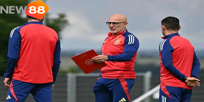 Fuente chỉ đạo chiến thuật cho Tây Ban Nha